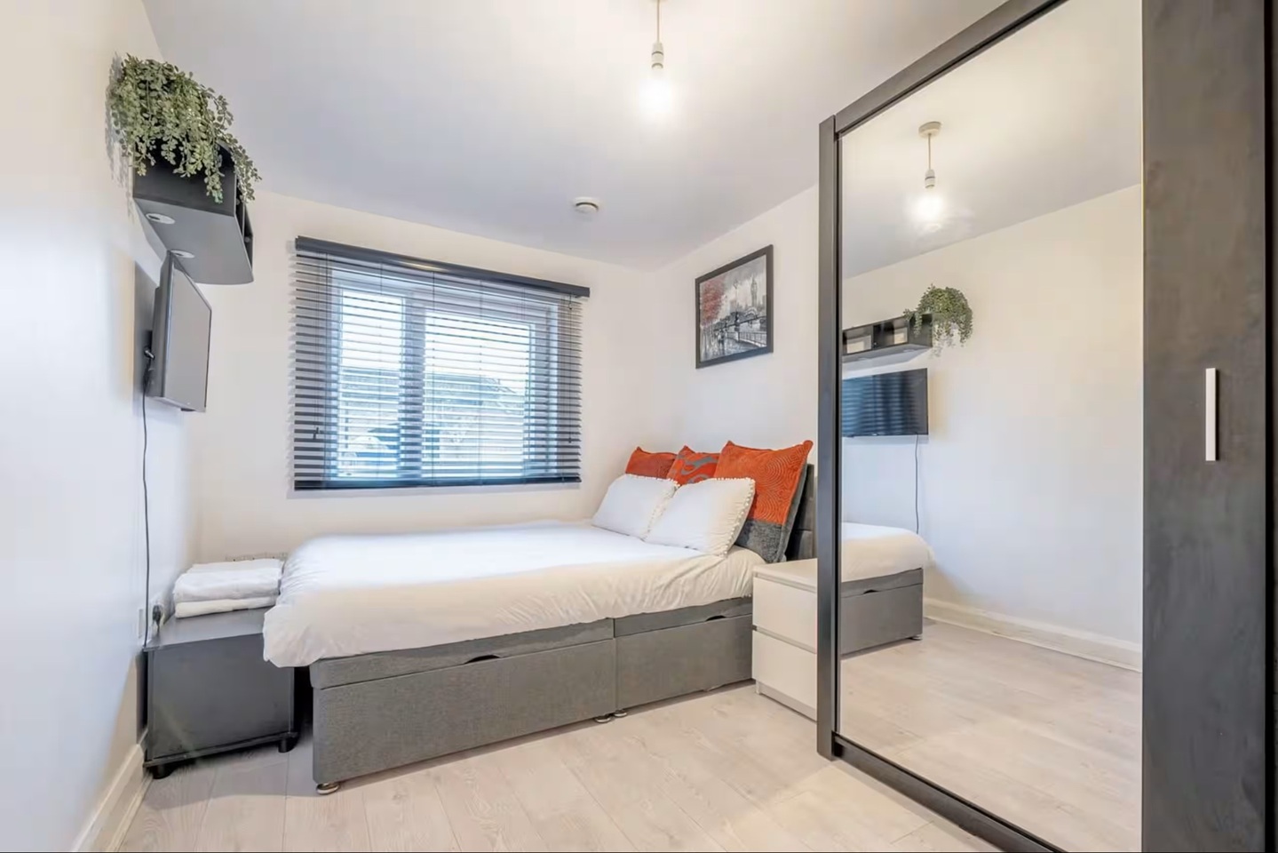 1 Bed Flat, Chamberlain Court, SE16 photo 2