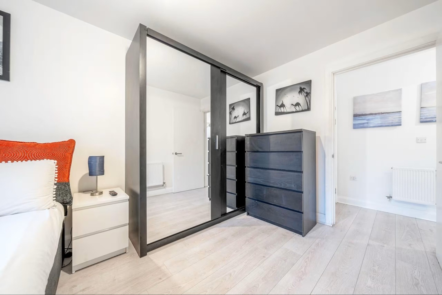 1 Bed Flat, Chamberlain Court, SE16 photo 3