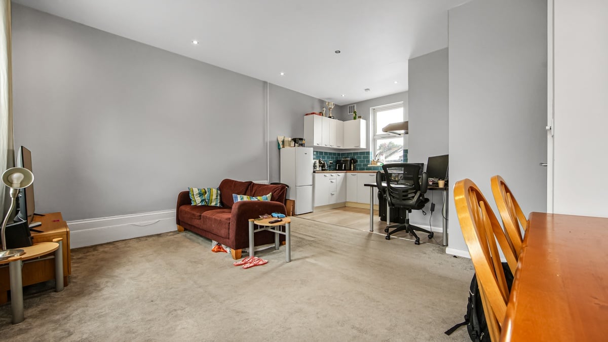 2 Bed Flat, Battersea Park Road, SW11