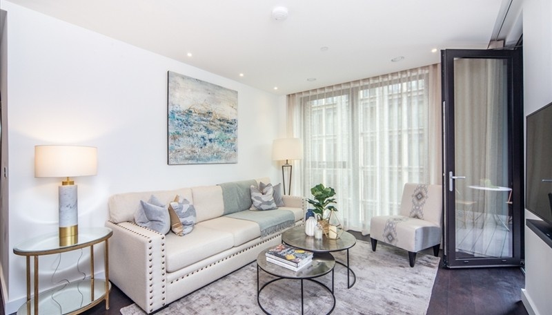 2 Bed Flat, Charles Clowes Walk, SW11