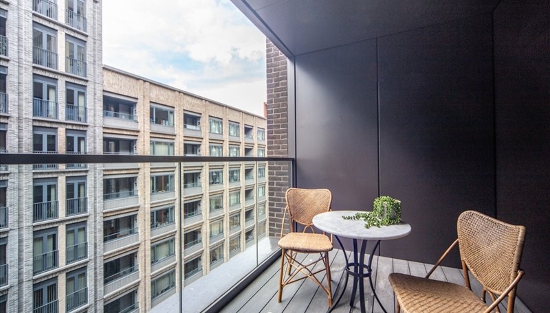2 Bed Flat, Charles Clowes Walk, SW11 photo 5