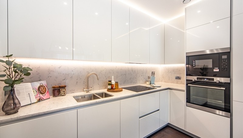 2 Bed Flat, Charles Clowes Walk, SW11 photo 4