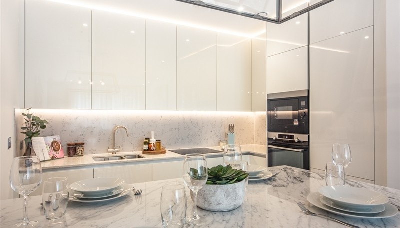 2 Bed Flat, Charles Clowes Walk, SW11 photo 2