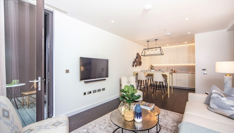 2 Bed Flat, Charles Clowes Walk, SW11 photo 3