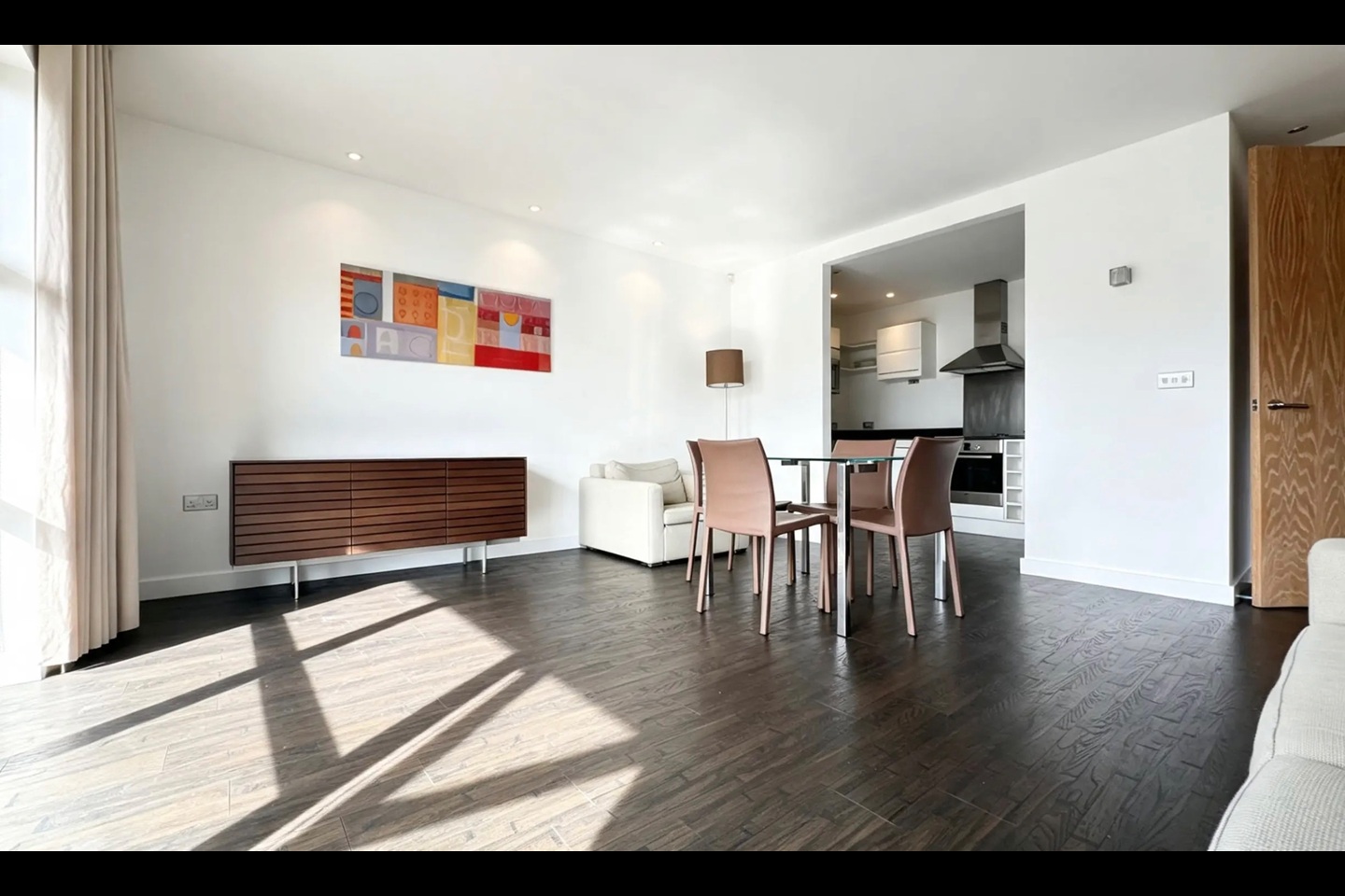 2 Bed Penthouse, Park View, CF10 photo 2