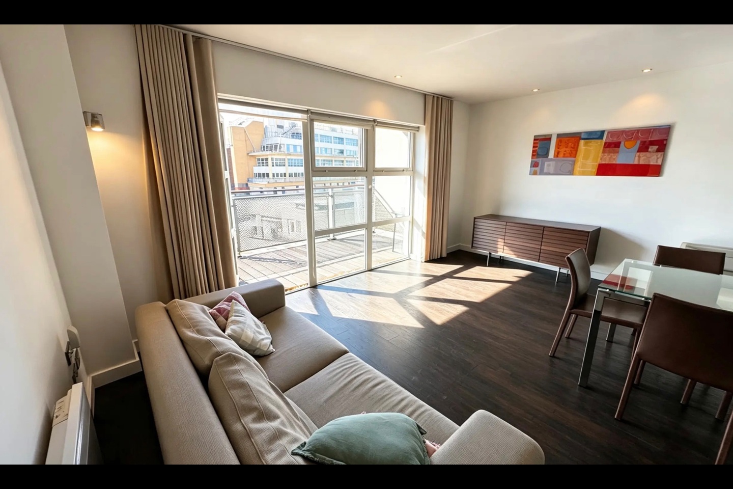 2 Bed Penthouse, Park View, CF10 photo 3
