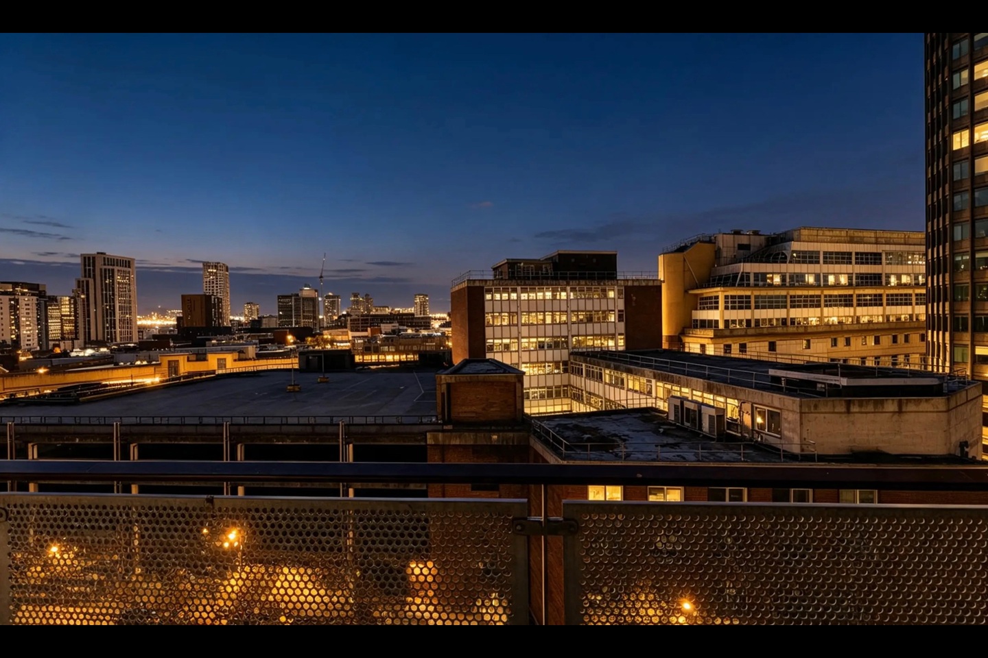 2 Bed Penthouse, Park View, CF10 photo 4