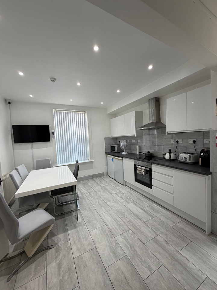 Room in a Shared House, Granville Road, L15