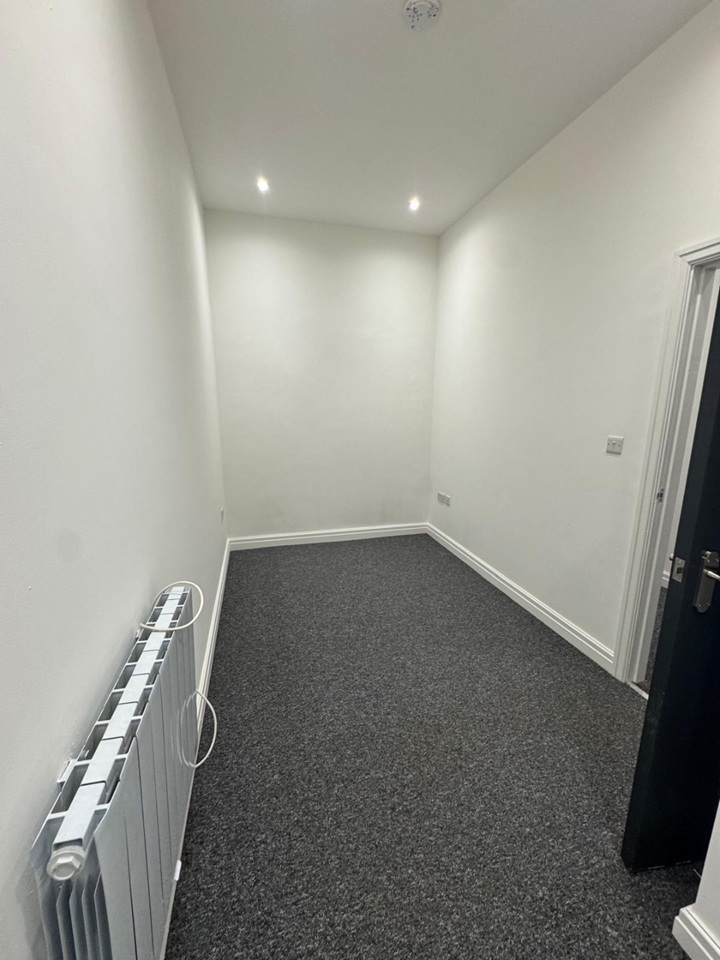 2 Bed Flat, Dickenson Road, M13 photo 3
