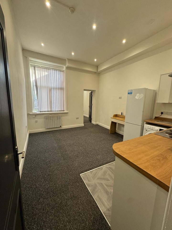 2 Bed Flat, Dickenson Road, M13