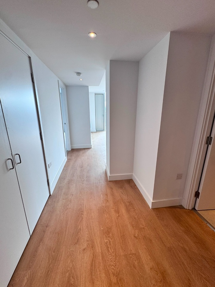 1 Bed Flat, Crown View, M4 photo 3