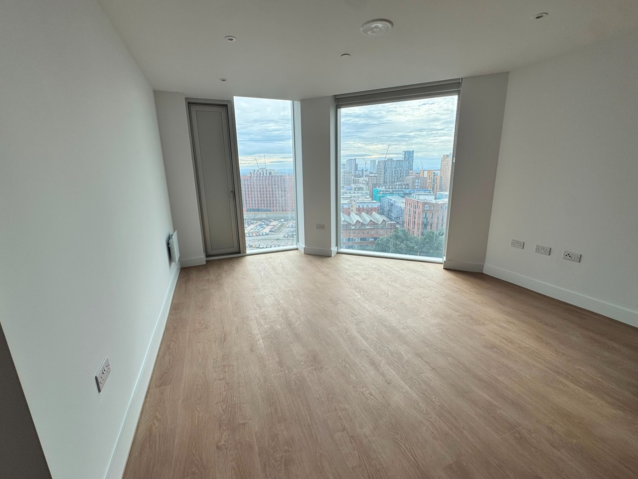 1 Bed Flat, Crown View, M4 photo 2