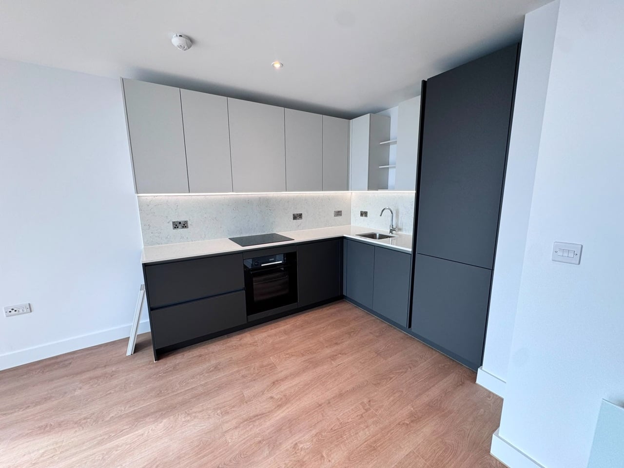 1 Bed Flat, Crown View, M4 photo 4