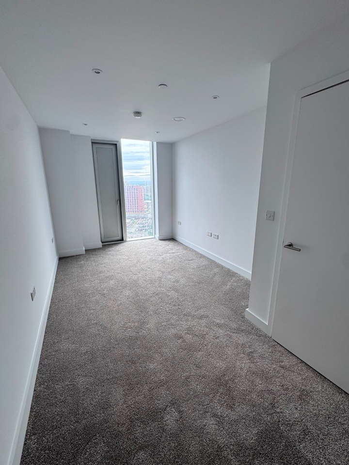 1 Bed Flat, Crown View, M4 photo 5