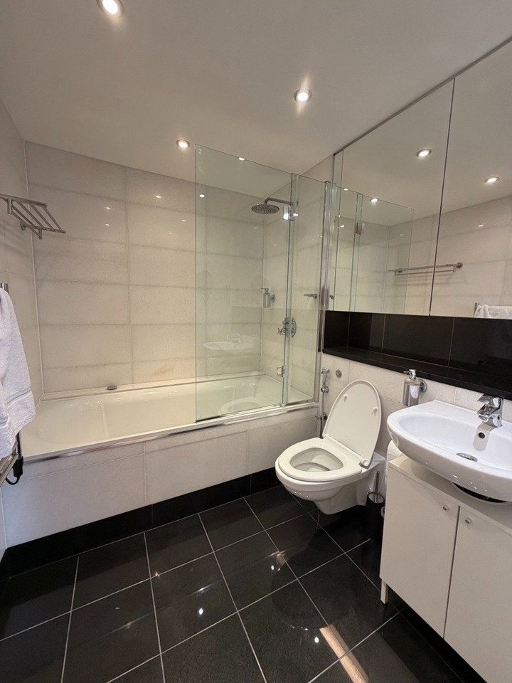 2 Bed Flat, Howard Building, SW11 photo 5