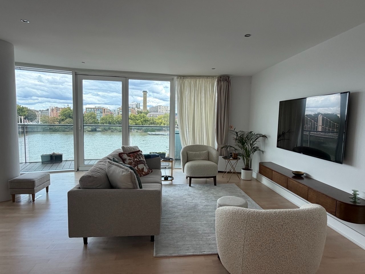 2 Bed Flat, Howard Building, SW11 photo 2