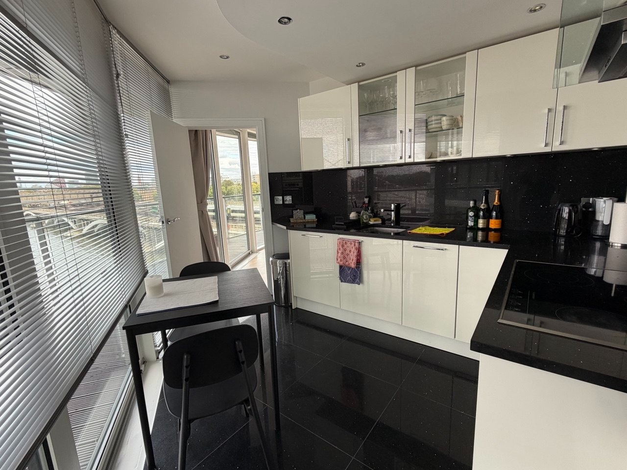 2 Bed Flat, Howard Building, SW11 photo 3