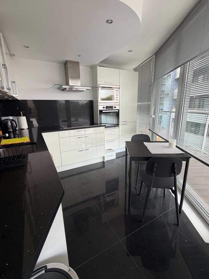 2 Bed Flat, Howard Building, SW11 photo 4