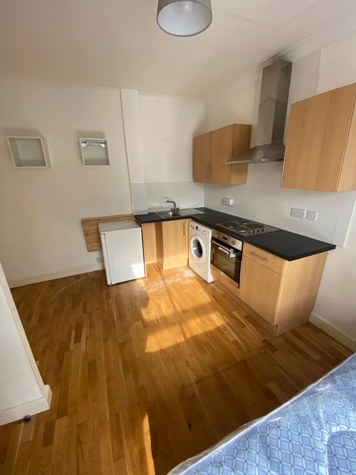 Studio Flat, Coldharbour Lane, SW9