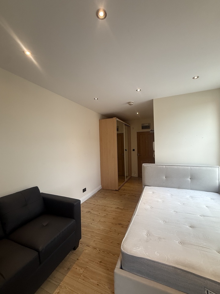 Studio Flat, Fosse Road North, LE3 photo 5