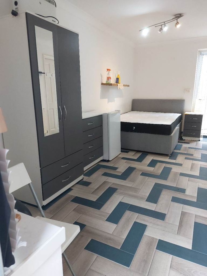 Room in a Shared House, Kingston Road, B9