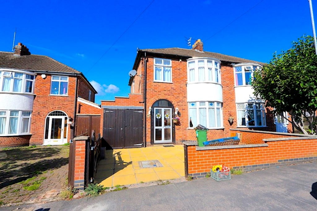 3 Bed Semi-Detached House, Park Drive, LE3