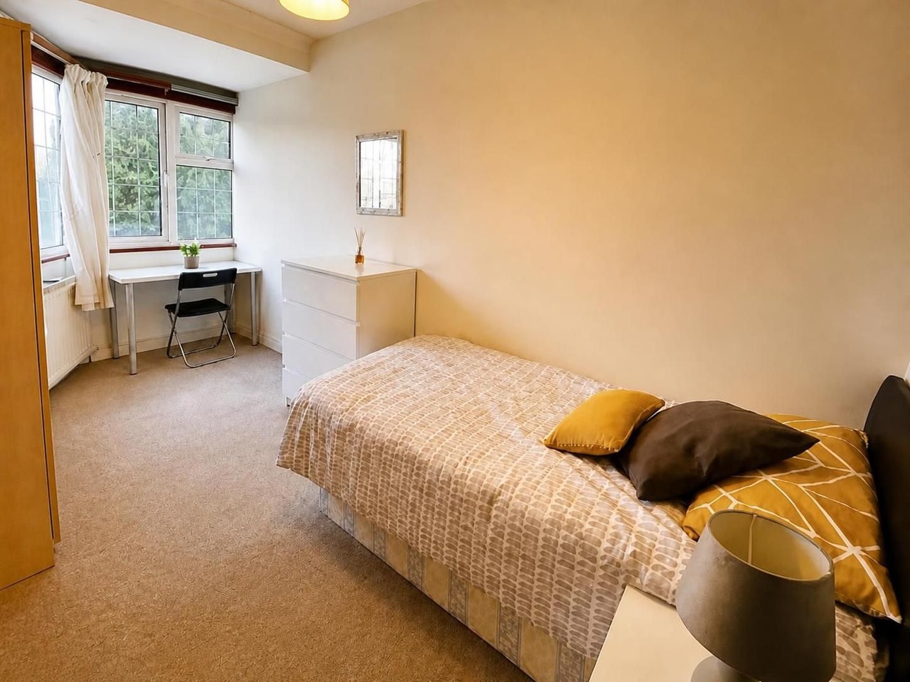 Room in a Shared House, Castletown Road, W14