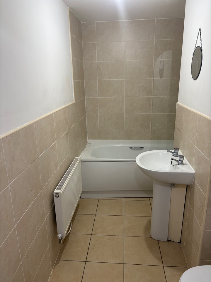 2 Bed Flat, Lace St, L3 photo 3