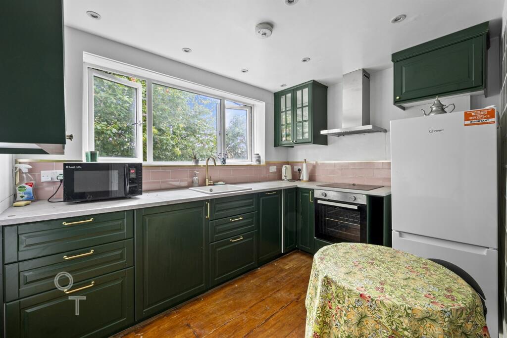 2 Bed Flat, St. Pancras Way, NW1 photo 5
