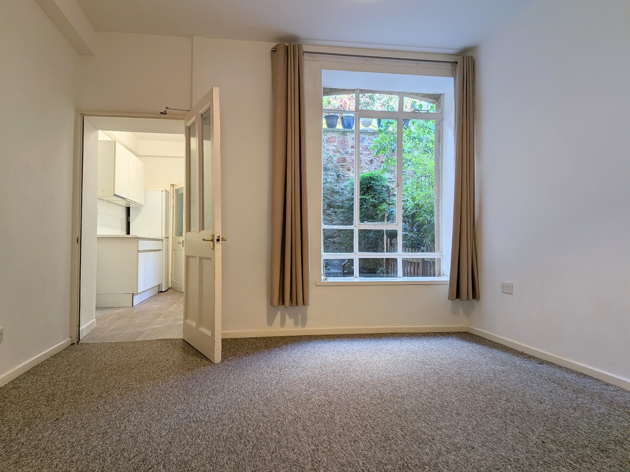 2 Bed Flat, Albemarle Row, BS8 photo 2