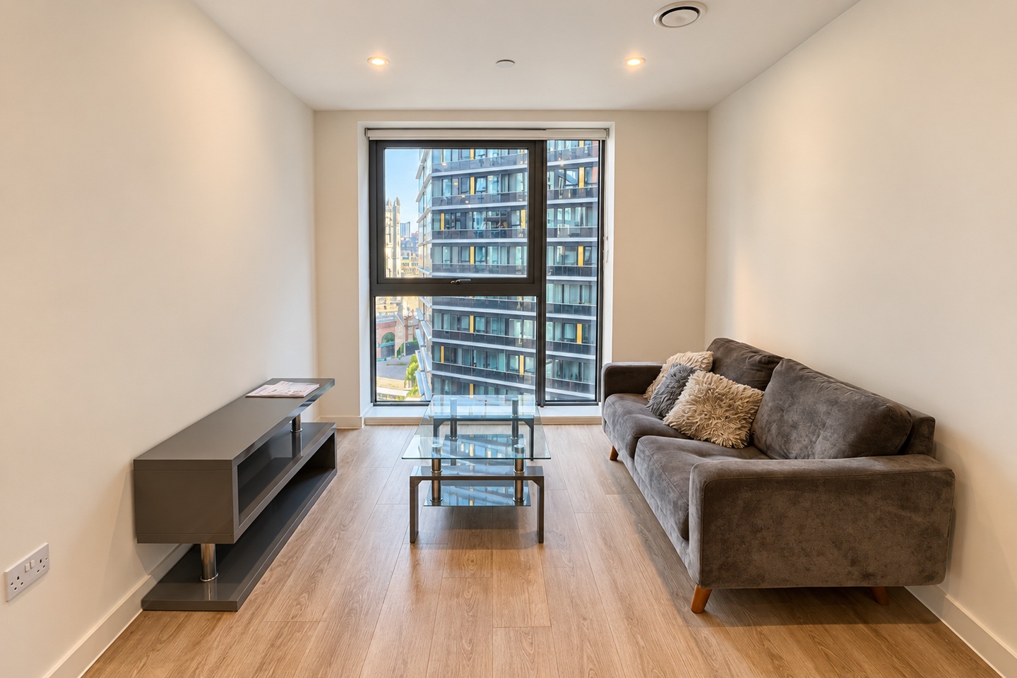 1 Bed Flat, Laurence Place, M3 photo 2