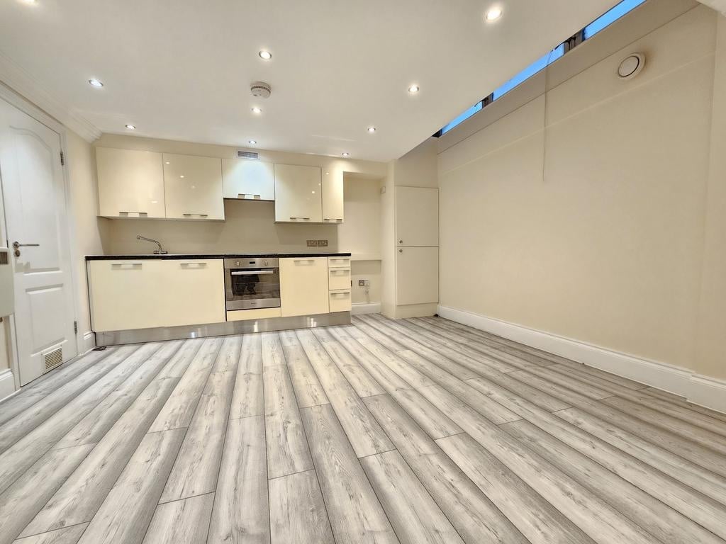 Studio Flat, Balls Pond Road, N1