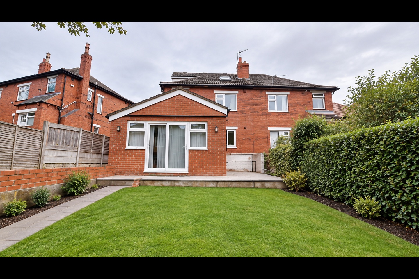 5 Bed Semi-Detached House, Ash Crescent, LS6 photo 2