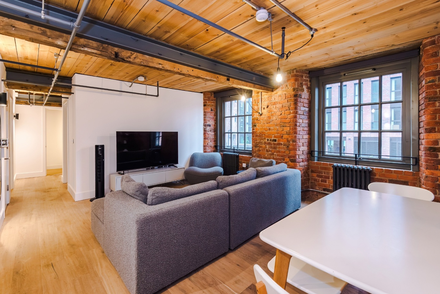 2 Bed Flat, Binns Place, M4 photo 2