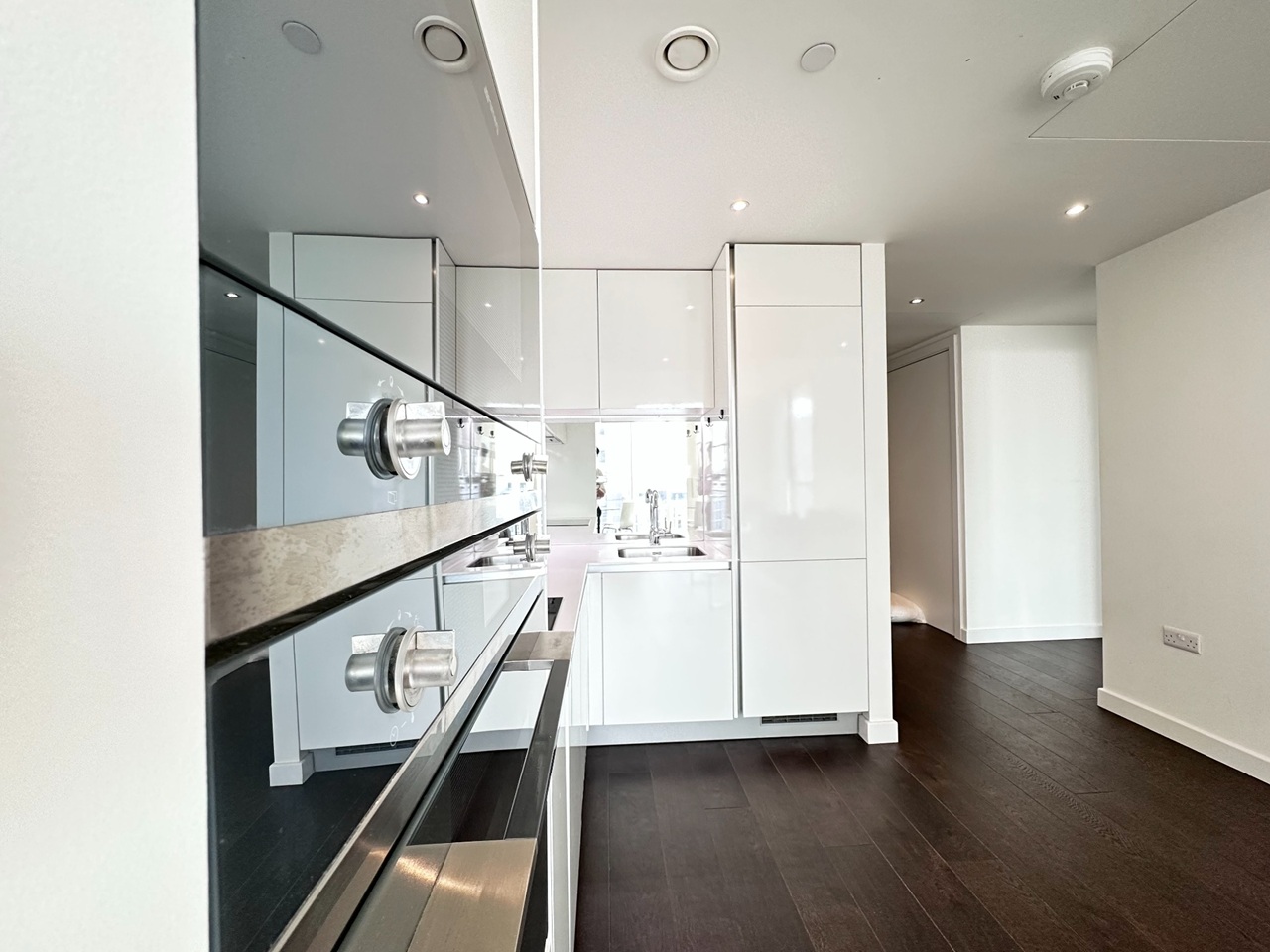 2 Bed Flat, Wandsworth Road, SW8 photo 4