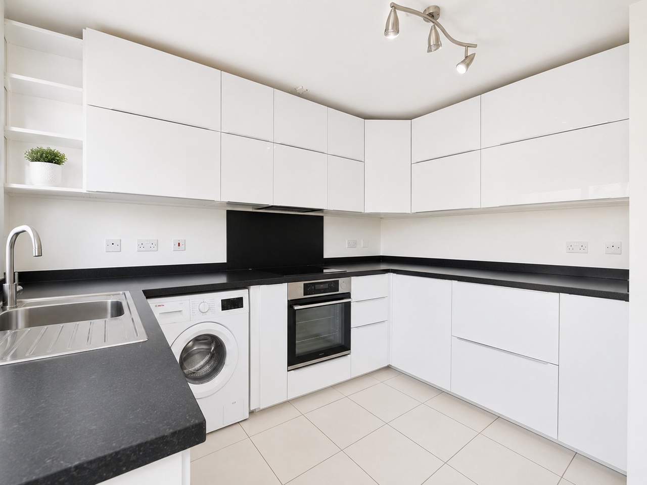3 Bed End Terrace, Sherbourne Close, BS15 photo 3