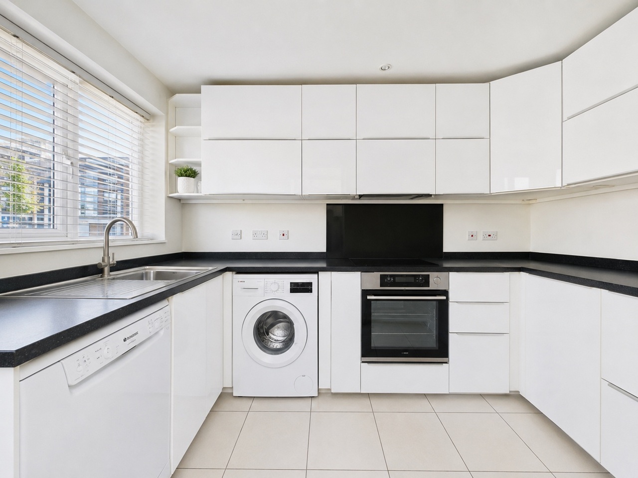 3 Bed End Terrace, Sherbourne Close, BS15 photo 4