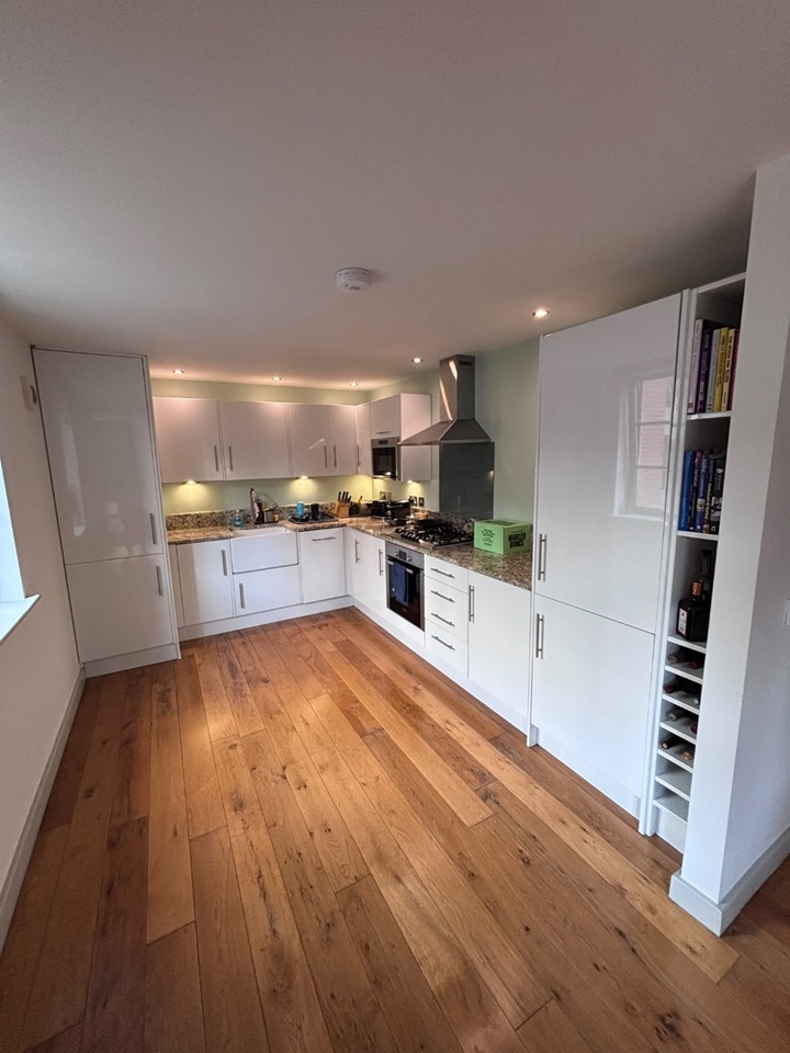 2 Bed Flat, Bateman's Row, EC2A photo 3