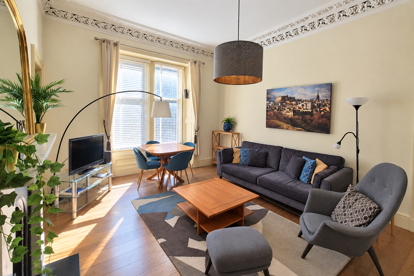 2 Bed Flat, Teviot Place, EH1 photo 2
