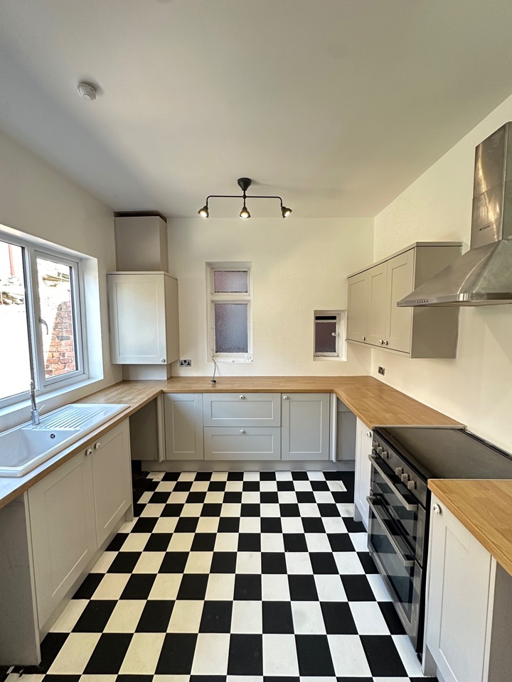 4 Bed Terraced House, Eaton Ave, CH44