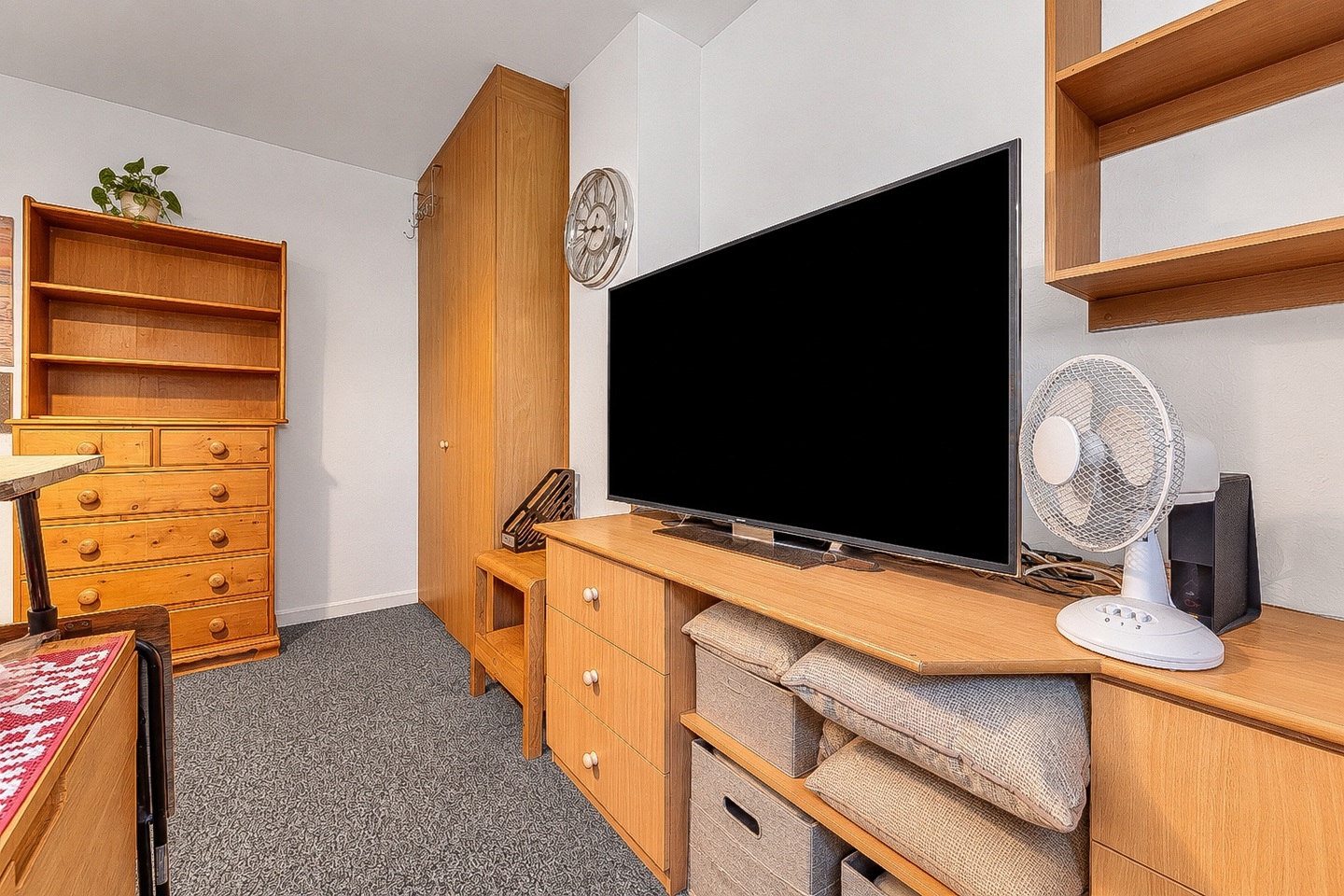 2 Bed Flat, Otley Old Road, LS16 photo 3