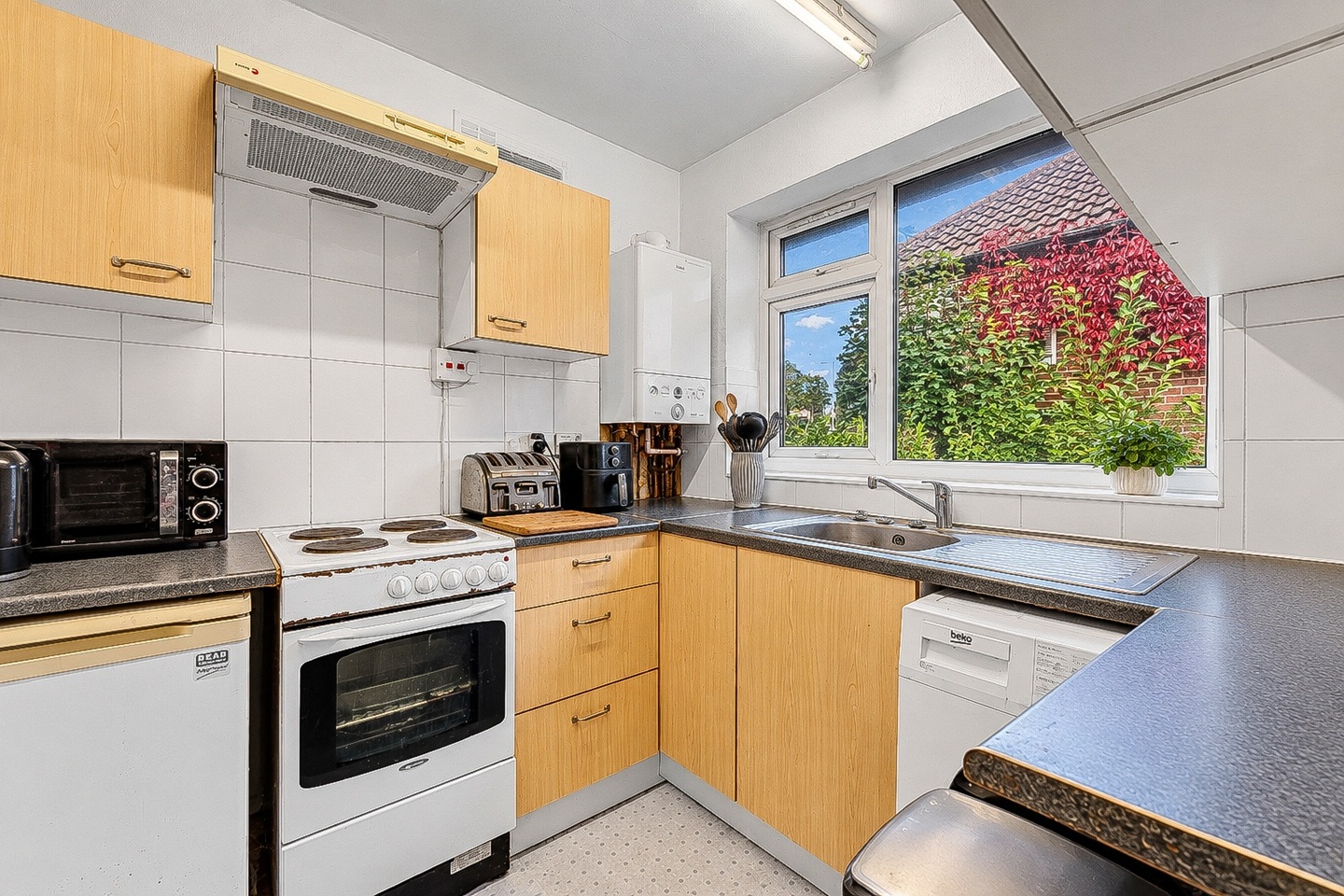 2 Bed Flat, Otley Old Road, LS16 photo 5