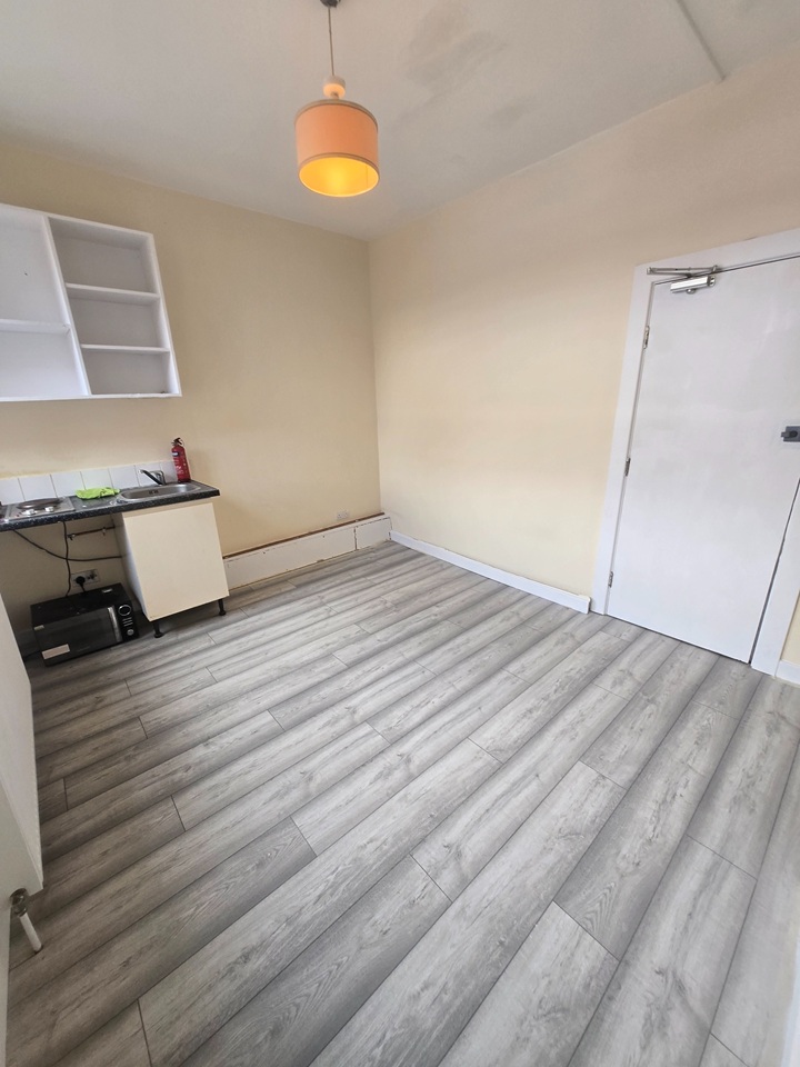 Studio Flat, Larkhall Lane, SW4 photo 2