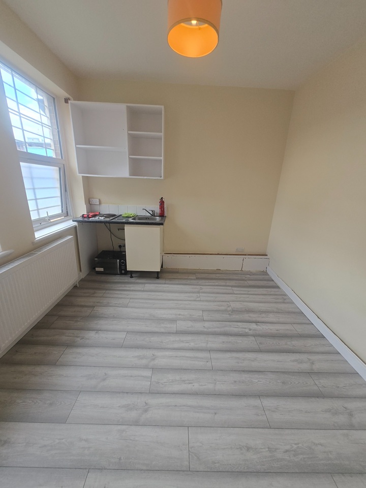 Studio Flat, Larkhall Lane, SW4 photo 4