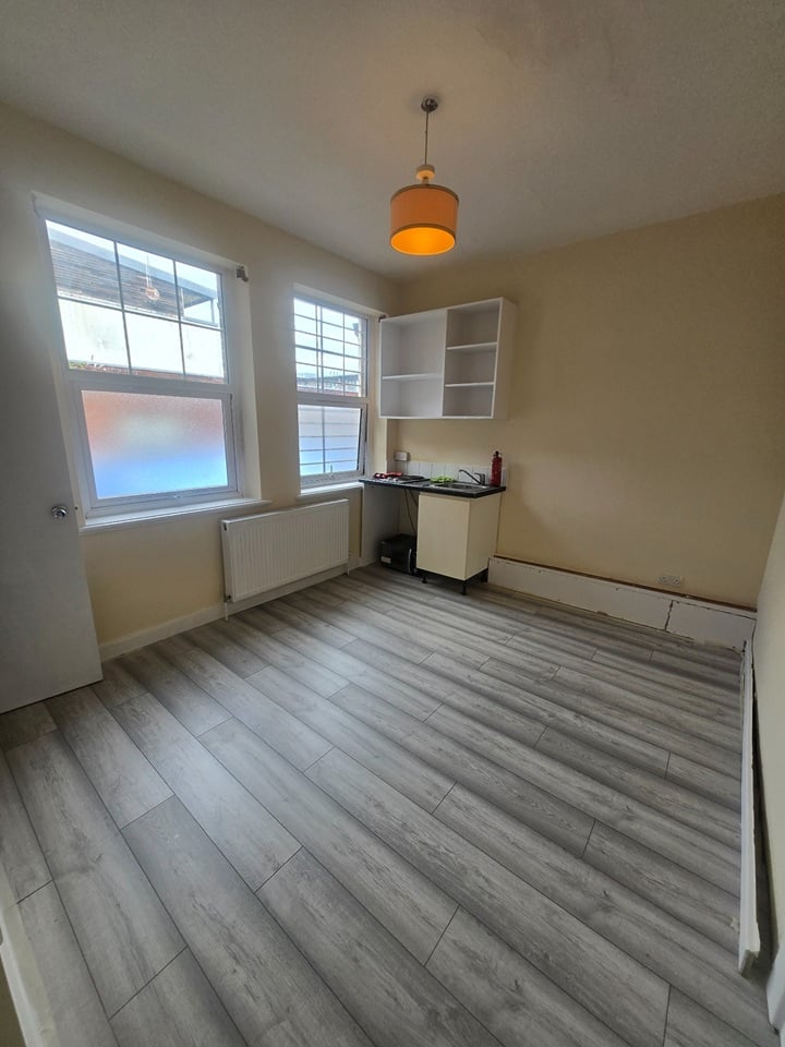 Studio Flat, Larkhall Lane, SW4