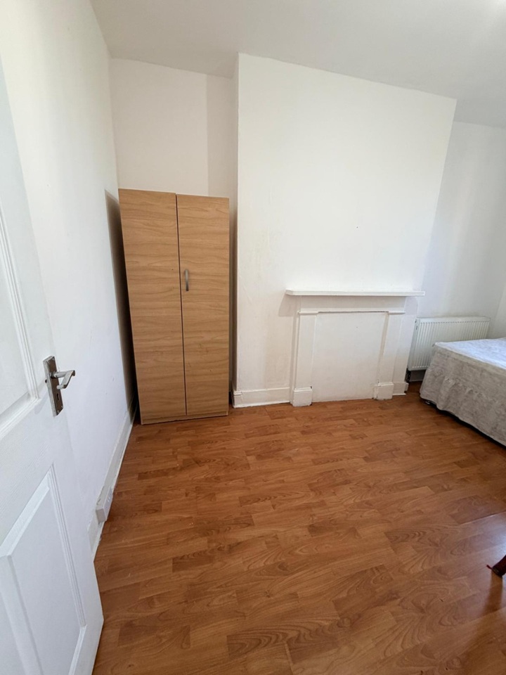 Room in a Shared Flat, Acr Lane Brixton, SW2