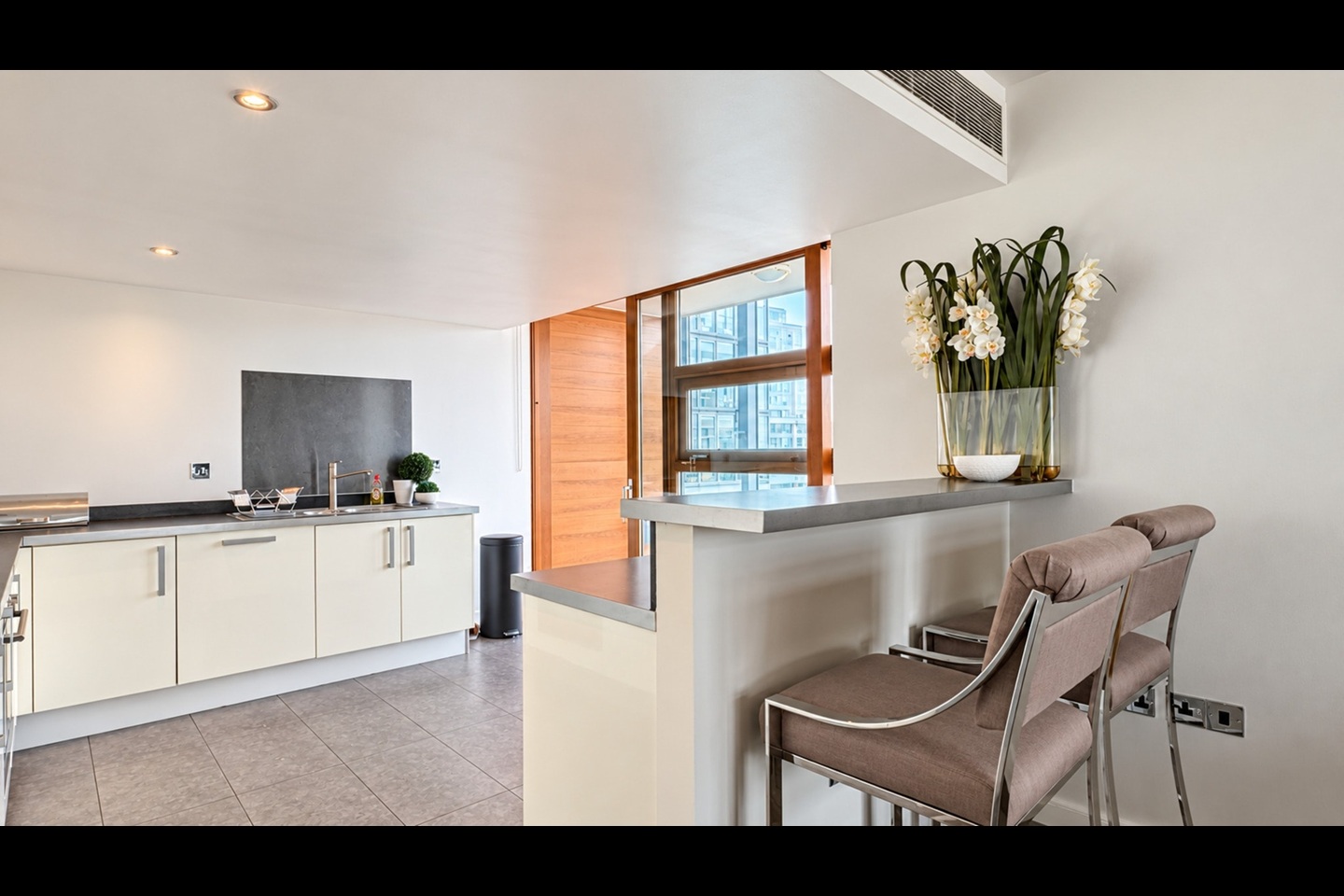 3 Bed Flat, Lombard Road, SW11 photo 2