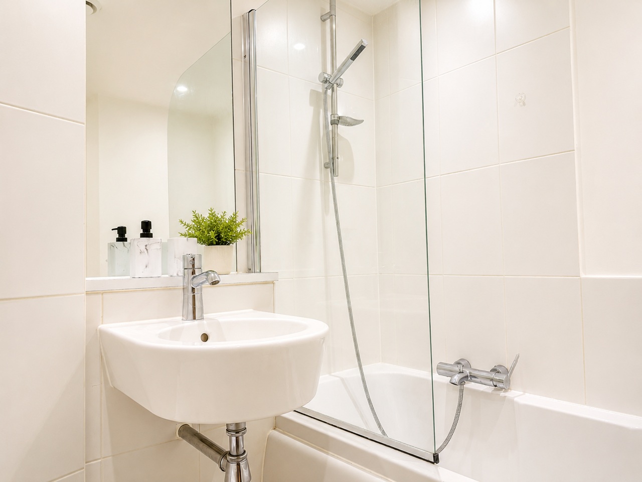 1 Bed Flat, Spencer Point, B18 photo 4