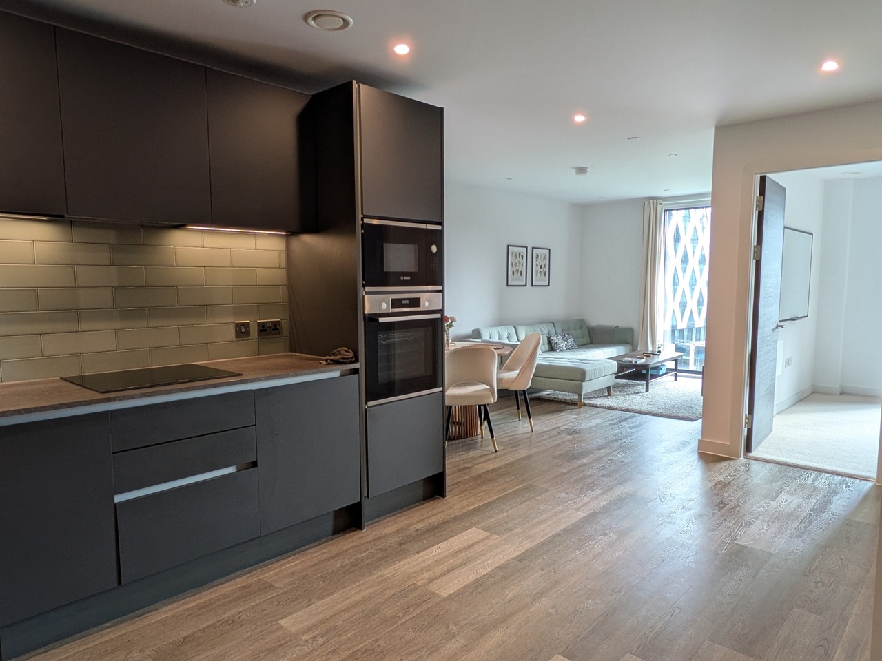 2 Bed Flat, Red, M50 photo 5