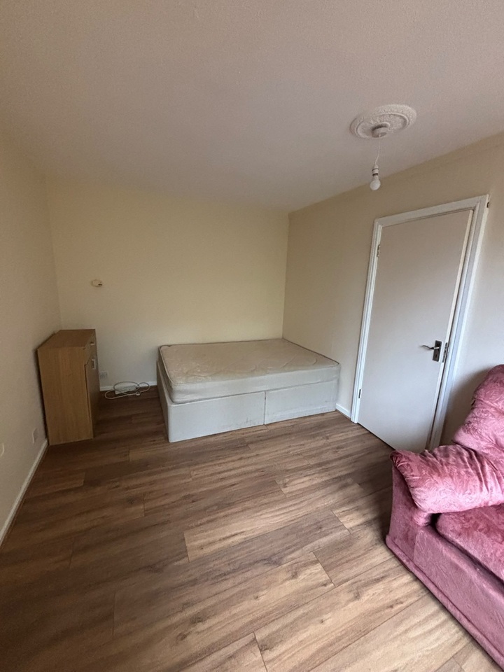 Room in a Shared Flat, Trevelyan House, SE5